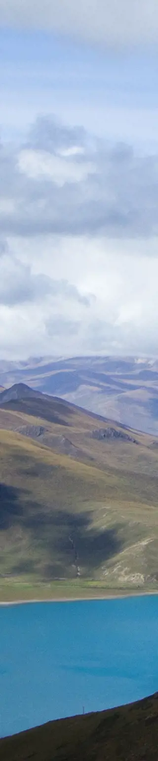 Bestaune den Ausblick auf den Yamdrok Tso See